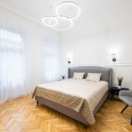 Luxurious Central 4Bedrm 3Bathrm Residence W/ Balcony Budapeste Exterior foto